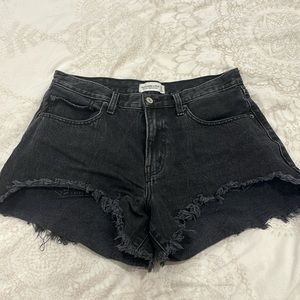 Size 10. Abercrombie curve love mid rise boyfriend short in black.